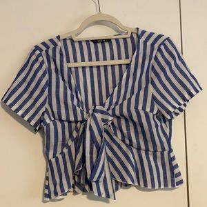 Adorable cropped blue and white top!